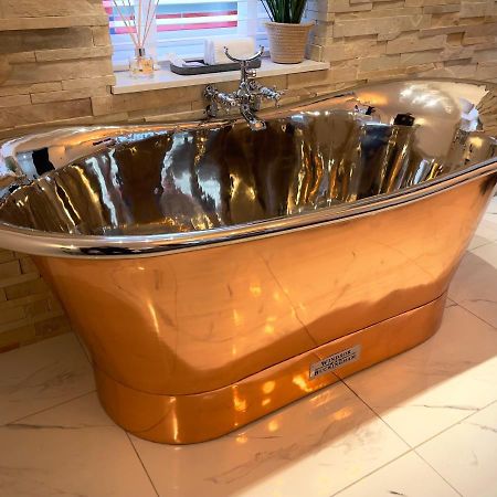 Pamper Yourself In Our Double Sized Copper Tub -2 Bedroom Villa Inverness Dış mekan fotoğraf