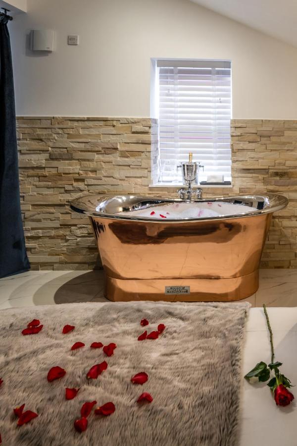 Pamper Yourself In Our Double Sized Copper Tub -2 Bedroom Villa Inverness Dış mekan fotoğraf