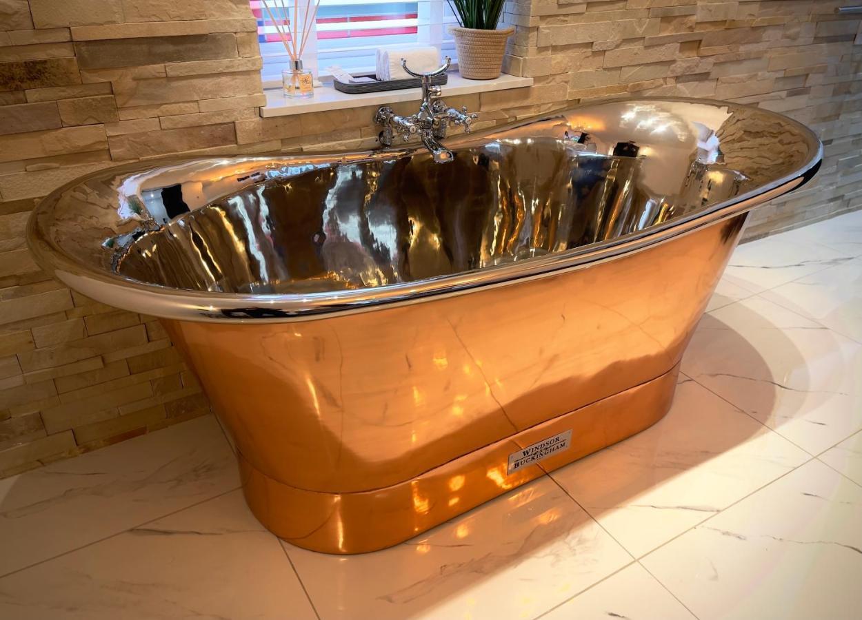 Pamper Yourself In Our Double Sized Copper Tub -2 Bedroom Villa Inverness Dış mekan fotoğraf
