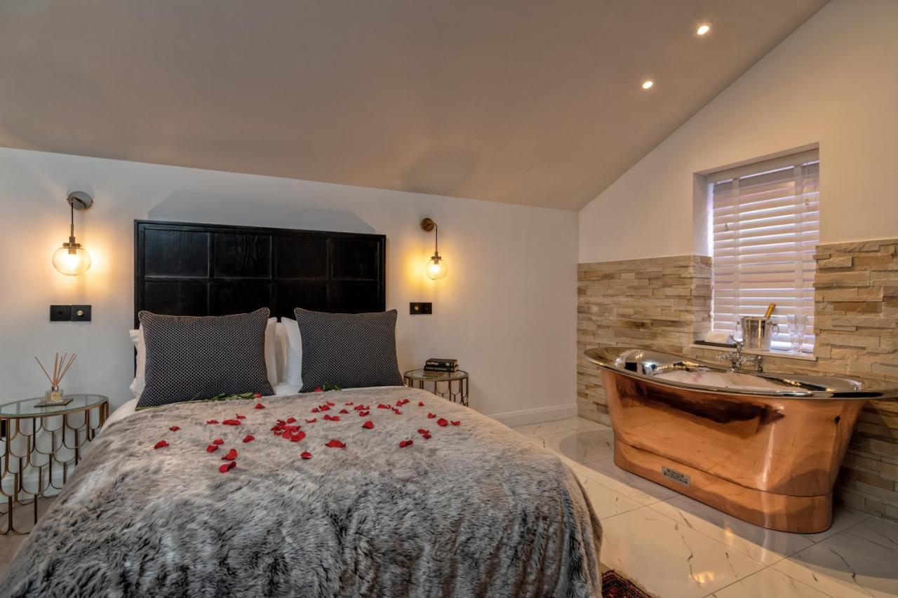 Pamper Yourself In Our Double Sized Copper Tub -2 Bedroom Villa Inverness Dış mekan fotoğraf